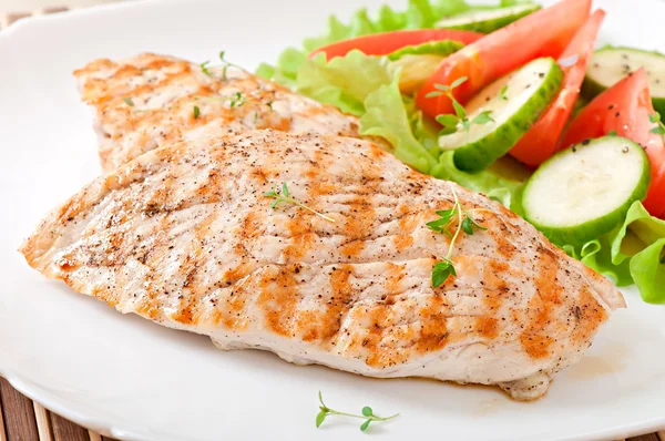 Grilled chicken breasts and vegetables — Stock Photo, Image