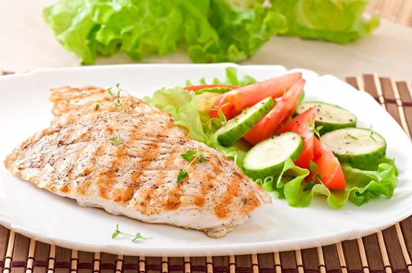 Grilled chicken breasts and vegetables — Stock Photo, Image