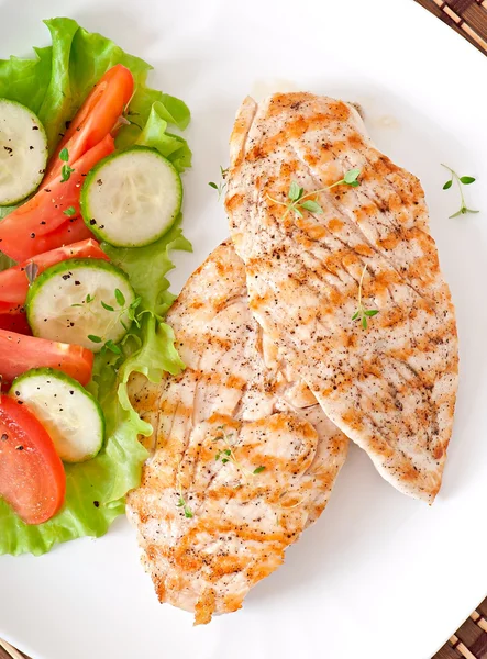 Grilled chicken breasts and vegetables — Stock Photo, Image