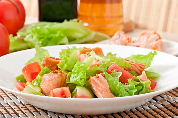 Gemüsesalat mit Lachs — Stockfoto