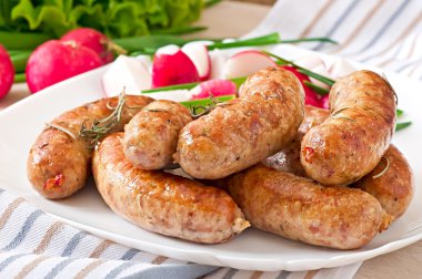 Ev yapımı sosis pişmiş fırın ve salata