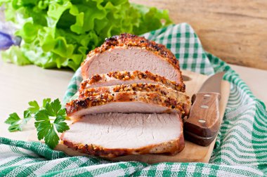 Masanın üzerine pişmiş et parçalar koparıp