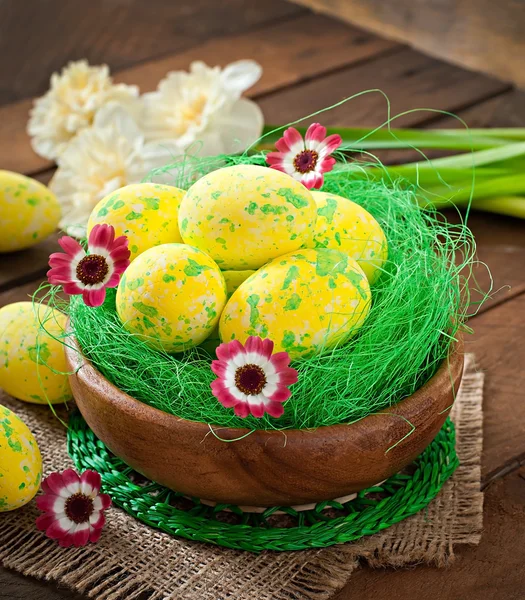 Huevos de Pascua y flores —  Fotos de Stock