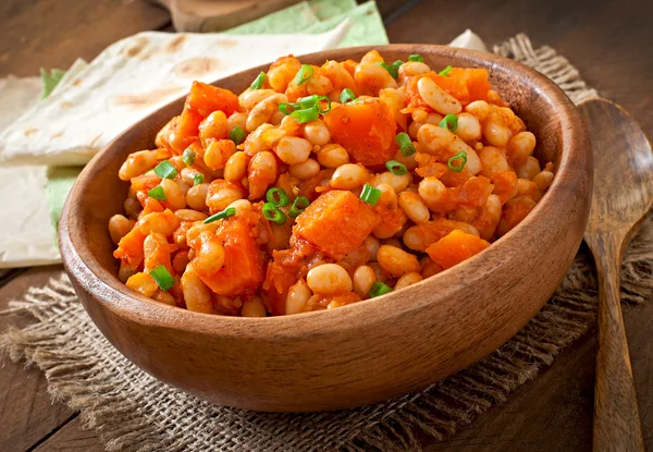 Judías guisadas y calabaza en rodajas —  Fotos de Stock