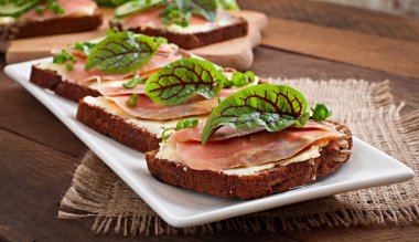 Küçük aperatifler sandviç tuzlu somon ile