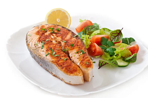 Salmone alla griglia con insalata — Foto Stock