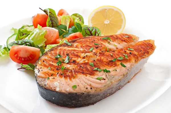 Salmone alla griglia con insalata — Foto Stock