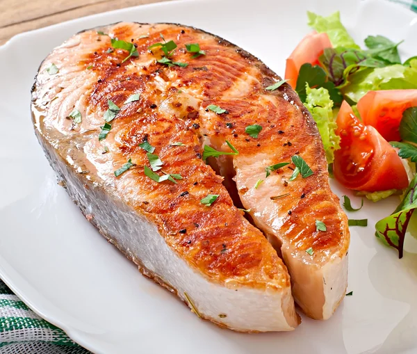 Salmon panggang dengan salad — Stok Foto