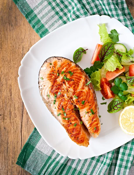 Grilled salmon with salad — Stock Photo, Image