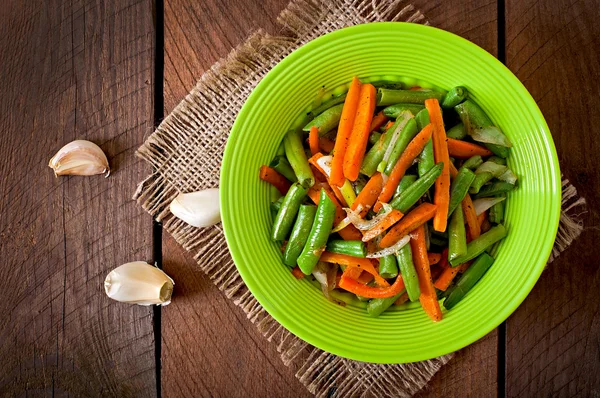 Bohnen mit Karotten, Zwiebeln und Knoblauch — Stockfoto