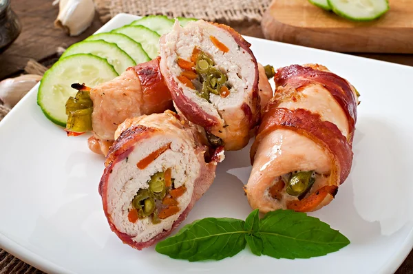 Deliciosos rollos de pollo rellenos de judías verdes — Foto de Stock