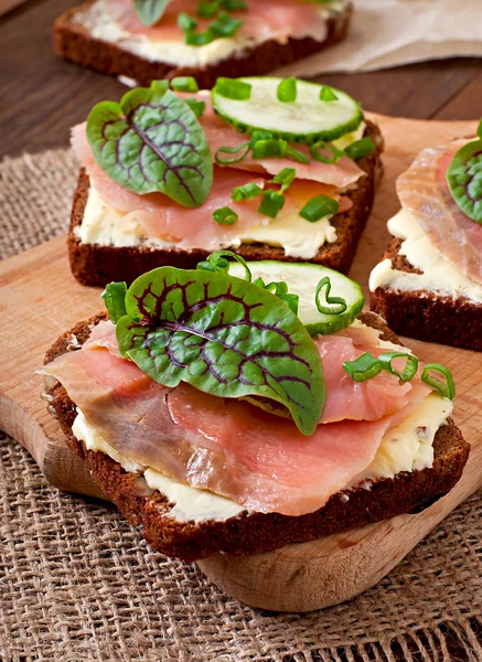 Pequeños bocadillos sándwiches con salmón salado — Foto de Stock