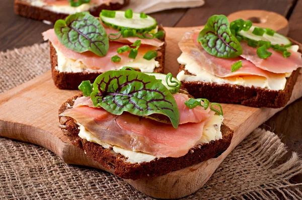 Könnyű ételek szendvicsek, sós lazac — Stock Fotó
