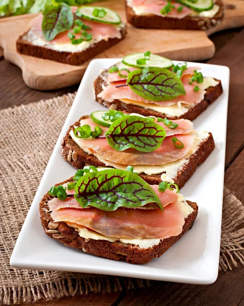 Sandvișuri mici cu somon sărat — Fotografie, imagine de stoc