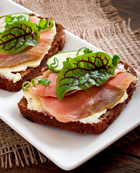 Pequeños bocadillos sándwiches con salmón salado —  Fotos de Stock