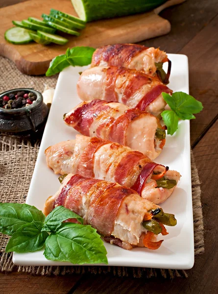 Delicious chicken rolls stuffed with green beans — Stock Image Delicious chicken rolls stuffed with green beans Stock Picture