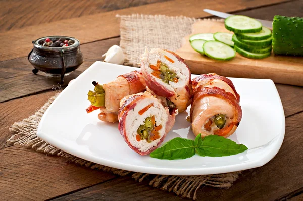 Delicious chicken rolls stuffed with green beans — Stock Image Delicious chicken rolls stuffed with green beans Stock Image
