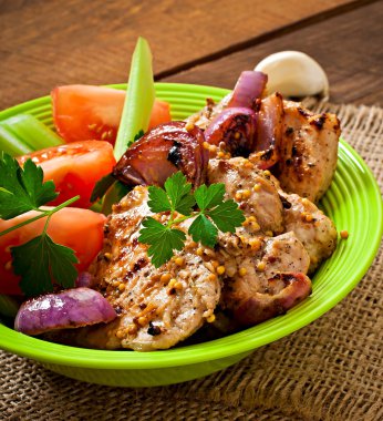 Domuz eti sebzelerle ızgara dilimlenmiş