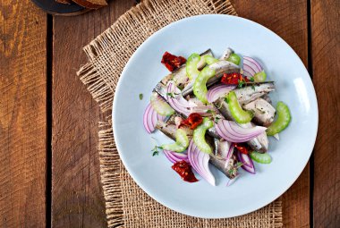 Ringa balığı kereviz ve kırmızı soğan ile