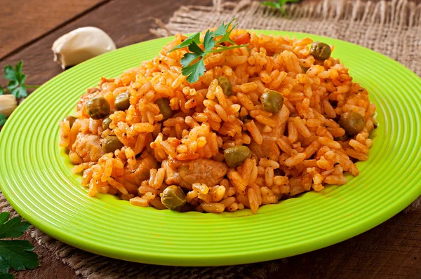 Pilaf con pollo con guisantes — Foto de Stock