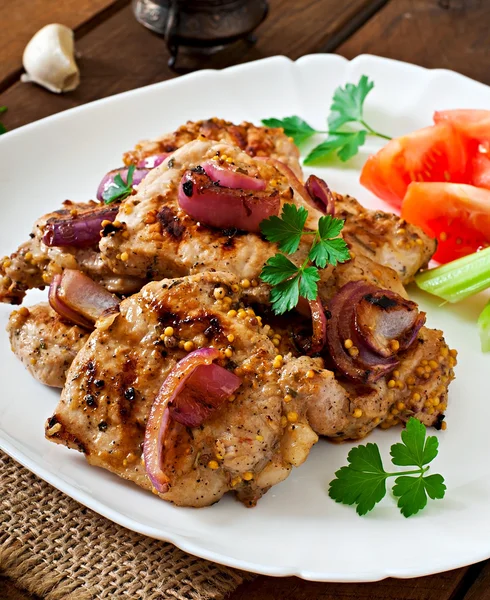 Carne de porco fatiada grelhada com legumes — Fotografia de Stock