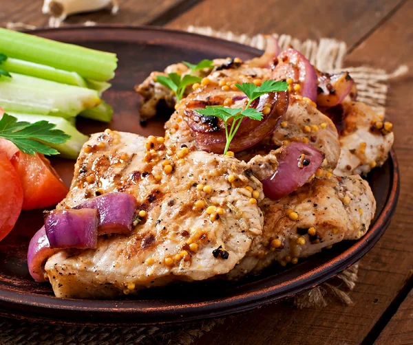 Cerdo rebanado a la parrilla con verduras — Foto de Stock