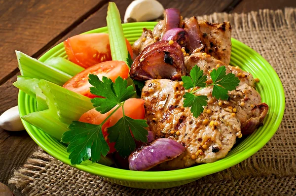 Carne de porco fatiada grelhada com legumes — Fotografia de Stock