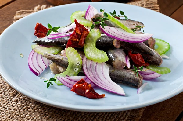 与芹菜和红洋葱鲱鱼 — 图库照片
