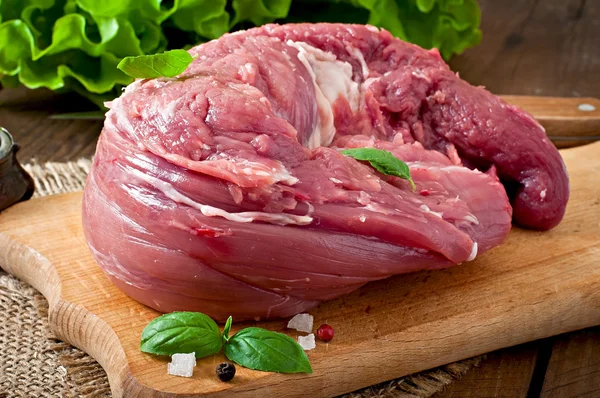 Сырая свиная вырезка — стоковое фото