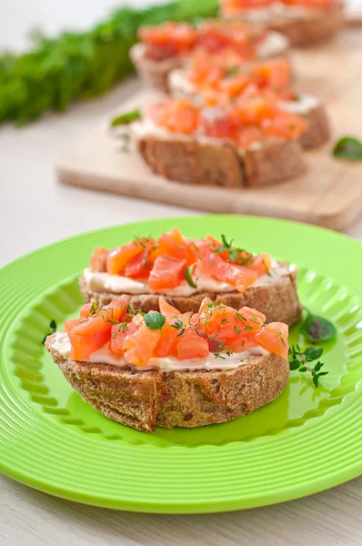 Sandwich apetitoso con salmón — Foto de Stock