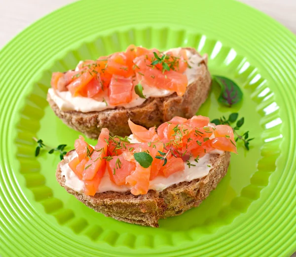 Sandwich apetitoso con salmón —  Fotos de Stock