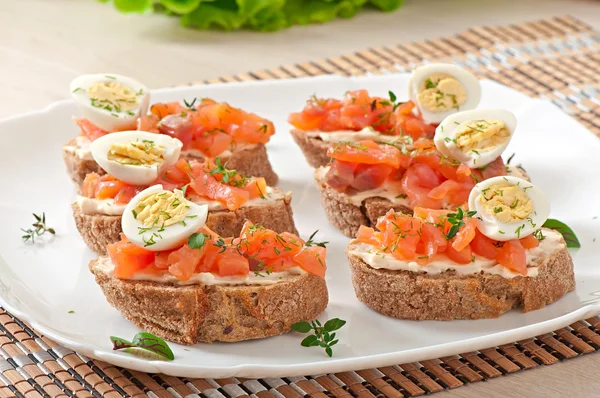 Sandwich apetitoso con salmón — Foto de Stock