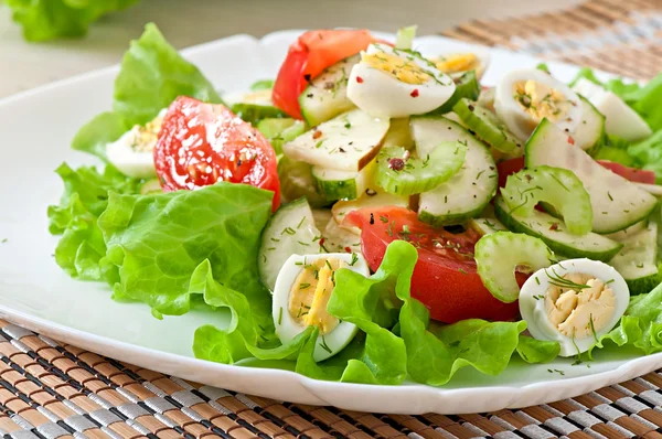 Ensalada de verano con lechuga — Foto de Stock