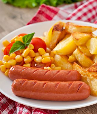 Sosis kızarmış patates ve sebze ile