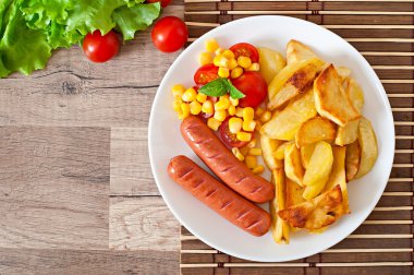 Sosis kızarmış patates ve sebze ile