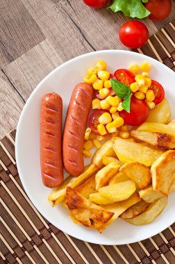 Sosis kızarmış patates ve sebze ile