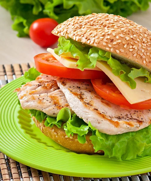 Chicken sandwich with salad and tomato — Stock Photo, Image