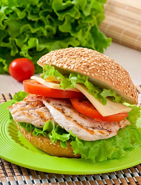 Sanduíche de frango com salada e tomate — Fotografia de Stock