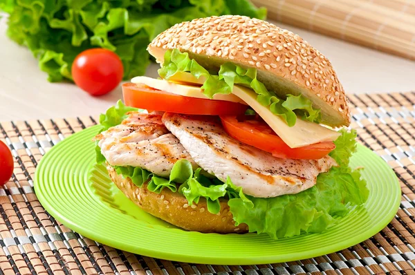 Sanduíche de frango com salada e tomate — Fotografia de Stock