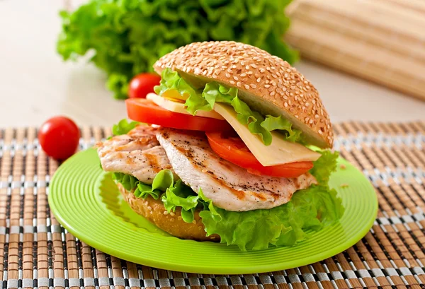 Hühnersandwich mit Salat und Tomaten — Stockfoto