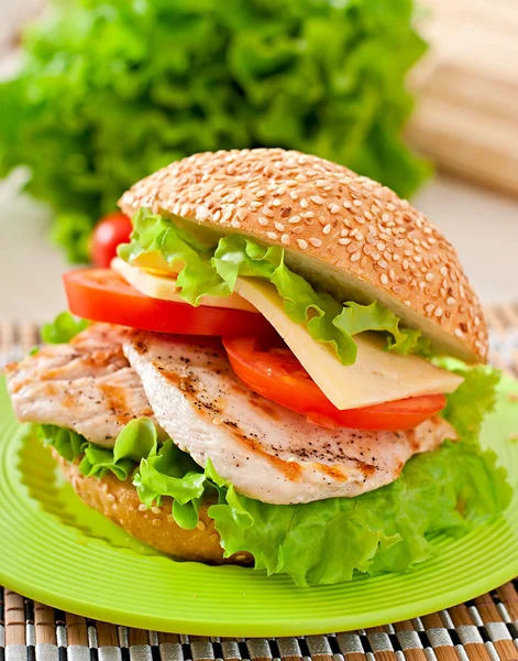 Kycklingsmörgås med sallad och tomat — Stockfoto