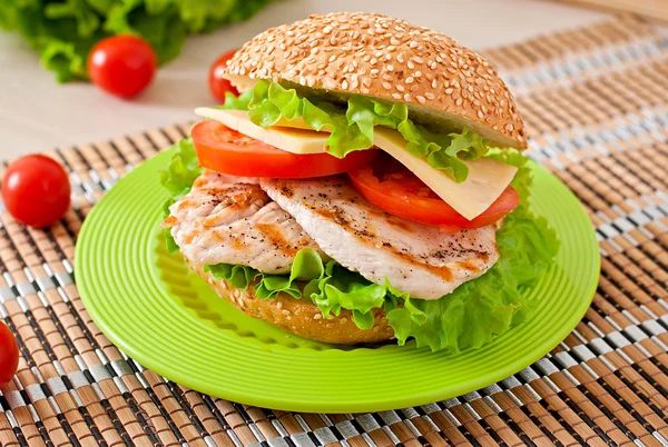 Hühnersandwich mit Salat und Tomaten — Stockfoto