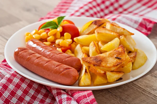 Sausage with fried potatoes and vegetables — Stock Photo, Image