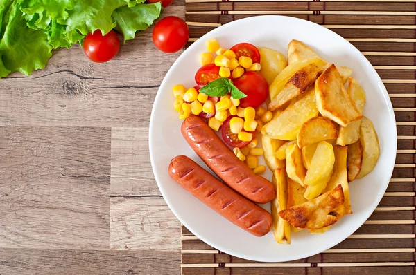 Salsiccia con patate fritte e verdure — Foto Stock