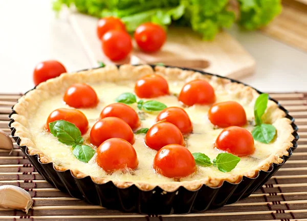 Tårta med tomat och ost med basilika — Stockfoto