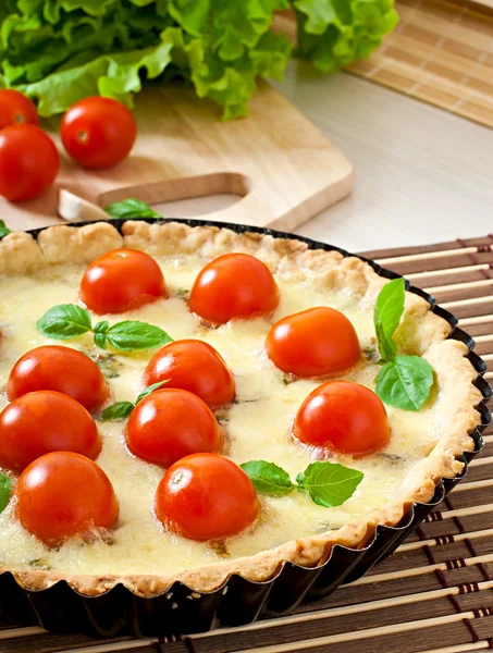 Koláč s rajčaty a sýrem s bazalkou — Stock fotografie