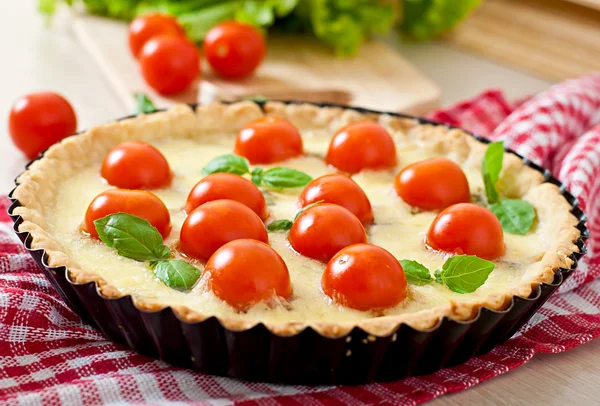 Torte mit Tomaten und Käse mit Basilikum — Stockfoto