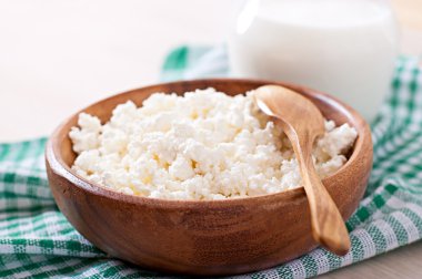 Süzme peynir süt ile