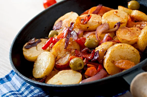 Bakad potatis med grönsaker — Stockfoto