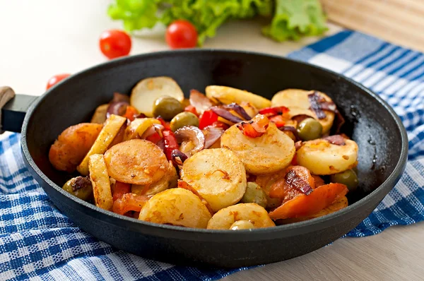 Запечена картопля з овочами — стокове фото